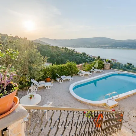 Family Friendly With A Swimming Pool Mastrinka, Ciovo - 22372 *