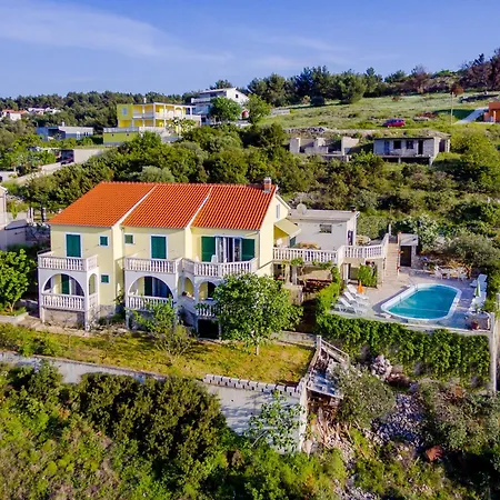 Apartament Family Friendly With A Swimming Pool Mastrinka, Ciovo - 22372 *